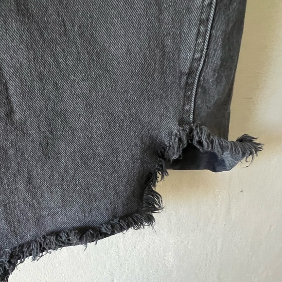 Good American The Bombshell Black Frayed Denim Skirt Size 8 - Picture 5 of 5